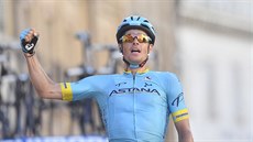 Dánský cyklista Jakob Fuglsang slaví vítězství v páté etapě závodu...