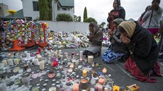 Lidé se v novozélandském Christchurchi louí s obmi teroristického útoku....