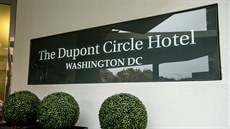 Lesin odjel do hotelu Dupont Circle a najal si tam apartmá za 1200 dolar.