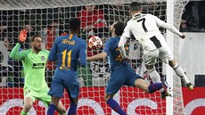 Cristiano Ronaldo z Juventusu Turín stílí pesnou hlavikou gól do sít...