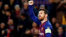 Lionel Messi z Barcelony se raduje po prom�n�né penalt� proti Lyonu.