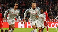 Virgil van Dijk z Liverpoolu po gólu, který dal hlavou Bayernu v utkání Ligy...