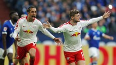 Hrá Lipska Timo Werner (vpravo) se raduje ze vstelené branky do sít Schalke.