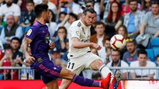 Gareth Bale z Realu Madrid (vpravo) stílí na bránu bhem zápasu proti Celt...