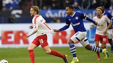 Weston McKennie ze Schalke (vpravo) drí za dres Emila Forsberga z Lipska.