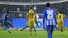 Salomon Kalou z Herthy (vlevo) dává svj druhý gól v zápase proti Dortmundu.