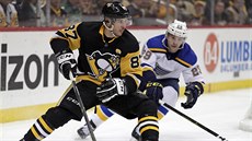 Sidney Crosby z Pittsburghu (vpedu) manévruje s pukem bhem zápasu proti St....