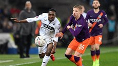 Joel Asoro ze Swansea (vlevo) b�í kolem Oleksandra Zin�enka z Manchesteru City.