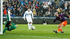 Sergio Agüero z Manchesteru City (vpravo) dává gól bhem zápasu FA Cupu proti...