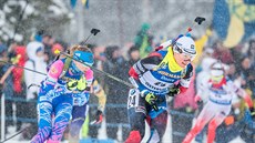 Veronika Vítková (vpravo) na trati hromadného závodu en na mistrovství svta v...