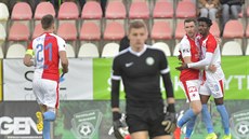 Hrái Slavie se radují z gólu, který vstelil Peter Olayinka (vpravo). Vpedu...