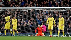 Hrá�i Chelsea smutní po obdr�eném gólu v zápase proti Evertonu.