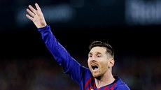 Lionel Messi z Barcelony se roz�iluje b�hem zápasu proti Betisu.