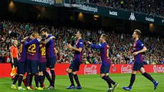 Hrá�i Barcelony se radují ze vst�eleného gólu v zápase proti Betisu.