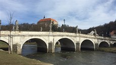 Nad oblouky pod sochami jsou na první pohled patrné praskliny. A to po obou...