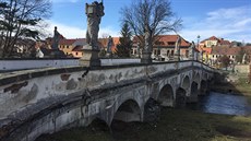 Zatímco vstupní most do náměšťského zámku je teď bez pětice kamenných plastik sfing, koní a orla, na barokním mostě (na snímku) přes řeku Oslavu zůstávají všichni světci a andělé.