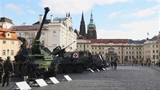 Vojáci p�edvedli bojovou techniku na Hrad�anském nám�stí