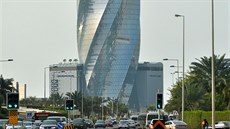 Některé mrakodrapy mají extravagantní tvary. Okolí Shaik Hamad Causeway