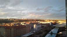 Z okna kancelá�e vý�kové budovy. Na snímku je �ást Libn� a v pozadí Prosek. V...