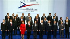 Spole�ný snímek prezident� a premiér� �lenských zemí NATO p�ed summitem v Praze...
