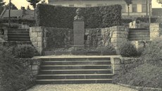 Novojiínský parík s památníkem Augustina Hückela po jeho odhalení ve 30....