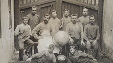 Dlníci z továrny u Felkl na skupinové fotografii z roku 1913