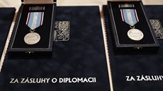 Albrightová dostala medaile za zásluhy o lenství v NATO.