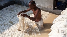 Barvení látek v textilní továrně Bangladéši
