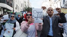 Alírtí uitelé protestují proti aktuálnímu vývoji v zemi. (13. bezna 2019)