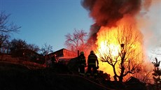 Brnntí hasii v úterý ráno likvidovali poár chaty v Novém Lískovci.