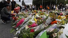 Lidé v Christchurchi nosí kvtiny na památku obtí, které zahynuly pi masakru...