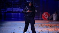 Návrhá Virgil Abloh na uvedení kolekce pipomínající Michaela Jacksona....