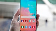 Tapety pro Samsung Galaxy S10 vtipn schovávající prstel displeje