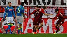 Fotbalisté Salcburku slaví gól proti Neapoli v osmifinále Evropské ligy.