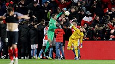Frustrovaný branká Tomá Vaclík z FC Sevilla (vpravo) odhazuje mí pi...