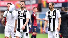 Miralem Pjani a Martin Caceres z Juventusu po poráce na hiti FC Janov.