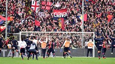 Fotbalisté Janov se radují s fanou�ky po vít�zství  v italské lize nad...