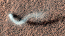 Fotografie prachového víru na Marsu poízená kamerou sondy Mars Reconnaissance...