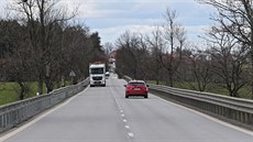 V dlouhém úseku mezi Hladovem a křižovatkou Kasárna na Jihlavsku jsou svodidla...