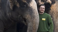 Ošetřovatel Petr Kiebel se slonicemi Dehli a Kalou ve výběhu ústecké zoo v...