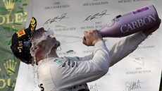 Valtteri Bottas slaví triumf ve Velké ceně Austrálie formule 1.