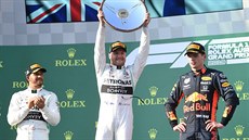 Valtteri Bottas drí trofej pro vítze Velké ceny Austrálie, vedle nj na pódiu...