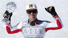 Marcel Hirscher s kiálovým glóbem za slalom.