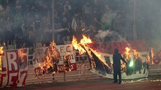 Pálení vlajky p�i souboji �eckých arcirival� Panathinaikosu a Olympiakosu.