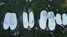 Padesát bílých bot uctívá památku obtí stelby na Novém Zélandu