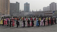 Severokorejci pili k volbám do parlamentu, které mají pedem daný výsledek....