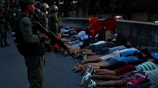 Lidé zadrení bhem rabování ve Venezuele (10.3.2019)
