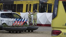 Záchranái zasahují v míst stelby v Utrechtu (18. 3. 2019)