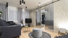 Obývací pokoj pro Andreu pojali designéi peván v edé, erné a antracitové...