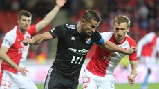 Milan Baroš z Baníku Ostrava vede míč.